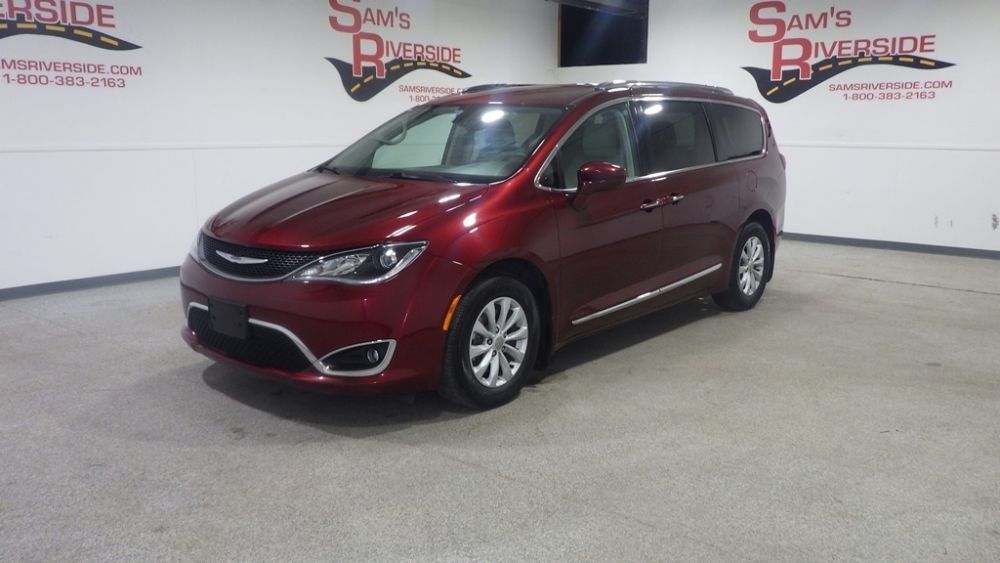 2017 Chrysler Pacifica Touring-L's photo