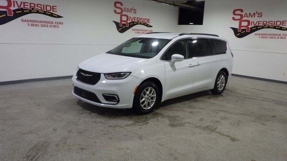 2022 Chrysler Pacifica Touring L's photo