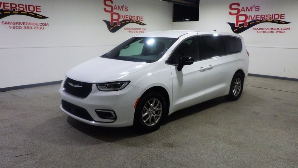 2025 Chrysler Pacifica Select's photo