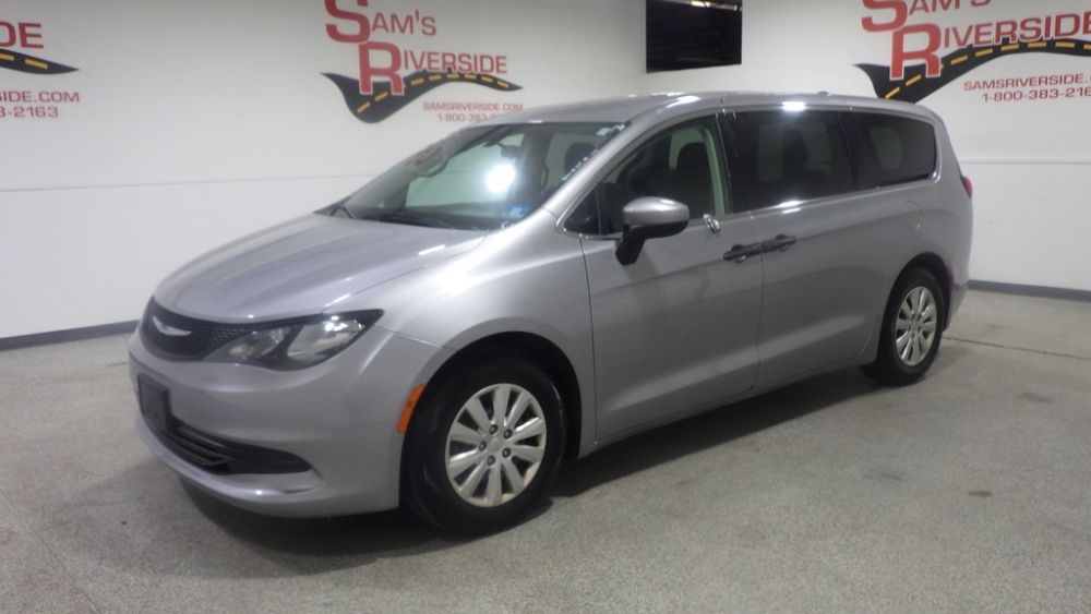 2019 Chrysler Pacifica L's photo